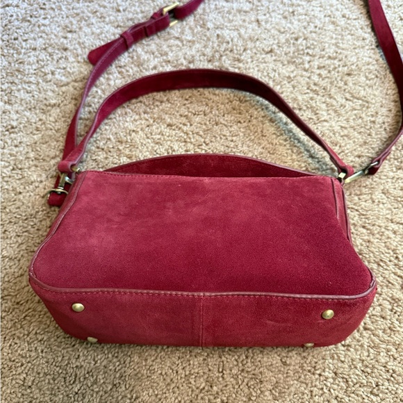 Elegant Red Suede Shoulder Bag - Picture 3 of 5